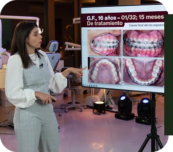 Dra. Rayane que presenta el progreso del tratamiento dental con fotos de los frenos dentales de un joven de 16 años en una pantalla grande.